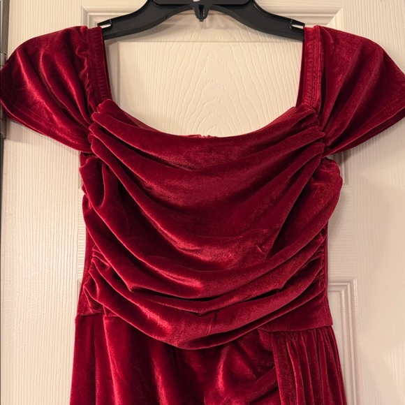 🌹 NWOT Elegant Burgundy Velvet Formal Gown - Picture 3 of 4